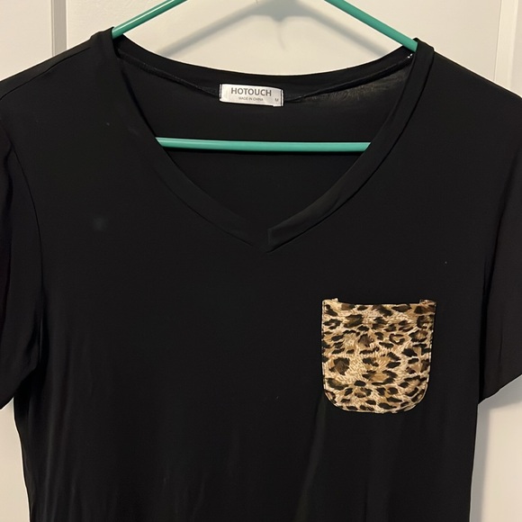 Cheetah Pocket V-Neck Tee - Picture 3 of 4